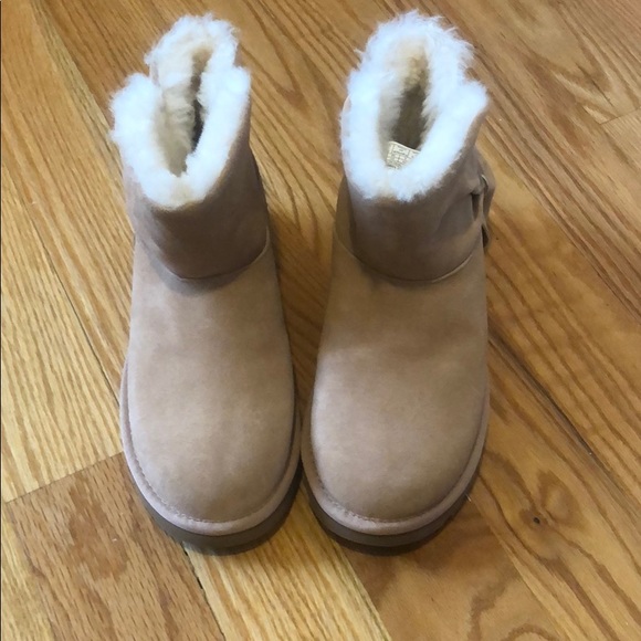 UGG TAN SHORT BOOTS BOW 7 - Picture 6 of 7